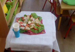 Taca z kanapkami z pastą przygotowana do degustacji przez dzieci dla rodziców ustawiona na stoliku nakrytym białym obrusem